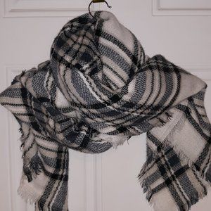 LIMITED TIME SALE: True Craft Black and White Blanket Scarf